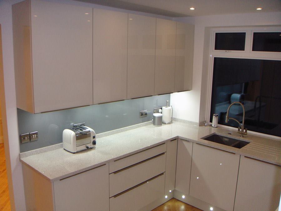 Not all kitchens we fit are blessed with huge amounts of space. Small compact kitchens can look great too. 

#kitchens #colchester #handlelesskitchen 
#kitchendesign #kitchenrenovation #fittedkitchen 
#bespoke