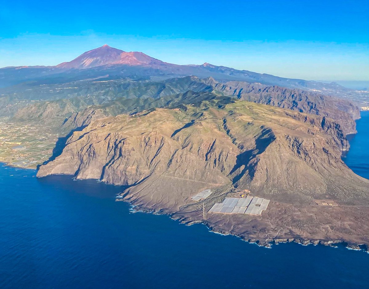 Feliz día de Canarias 🇮🇨🙏🏻😊 #diadecanarias #felizdiadecanarias #avgeek #tenerife #somostenerife #teno #teide #sky #aviation