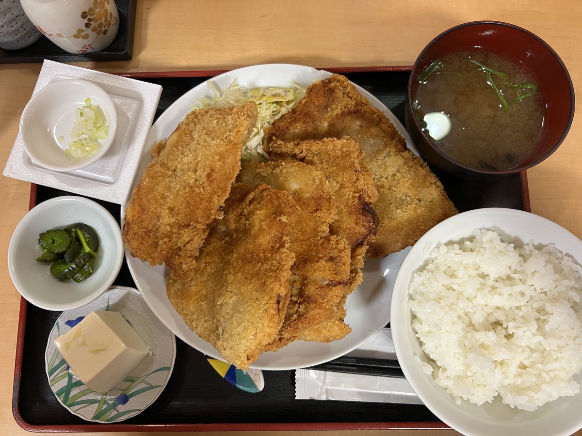 近所の量がバグった定食屋へ。
この量で美味いから良き。