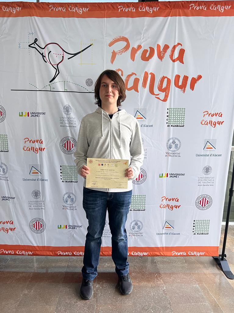 L'alumne Jordi Feliu Badenes va participar en l'acte de lliurament de premis realitzat al Paranimf del Campus de Vera de la Universitat Politècnica de València el passat 19 de maig, per haver quedat el 6è en la Prova Cangur de Matemàtiques en la categoria de segon de batxillerat.