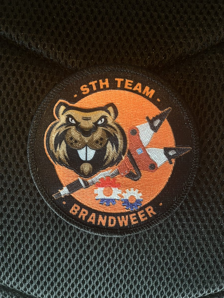 Veel specialismen hebben hun eigen badge. Elke badge geeft symbolisch weer waar het team voor staat en zorgt voor een stukje trots en binding. STH had er nog geen één, maar daar is verandering in gekomen. Deze landelijke STH badge zal toekomstig terug gaan komen op onze overals.