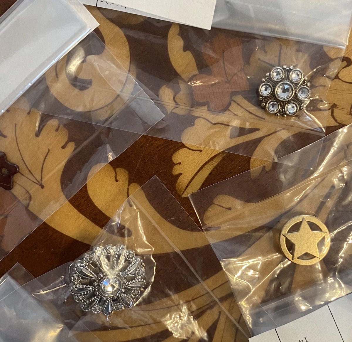 星くずのワンピースに使うボタン選び。先に名付けたワンピースの名前に相応しいボタンを探していて、やっと出会えました🌟 https://t.co/gjxc0xV0Jm