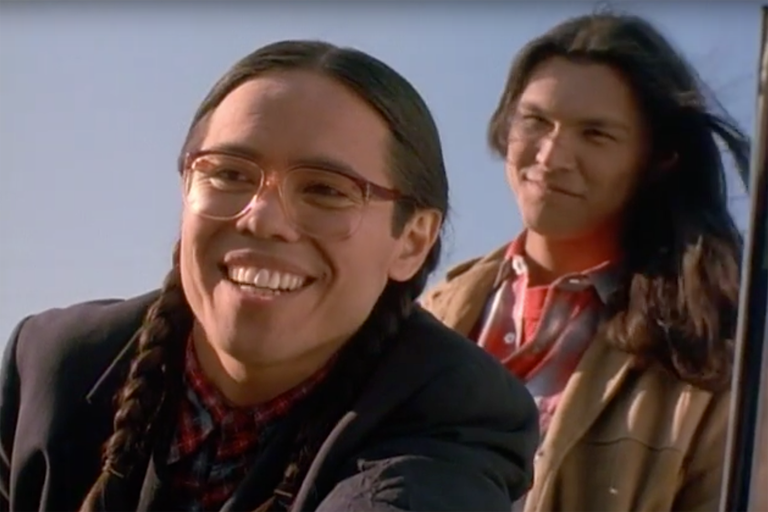 DomingoAlbMtnez's tweet image. Pues me ha gustado #SmokeSignals (1998, Chris Eyre), sobre la amistad y lo difícil que resulta en ocasiones la relación entre padres e hijos, ambientada en una comunidad indígena norteamericana con pinceladas de humor y ternura.