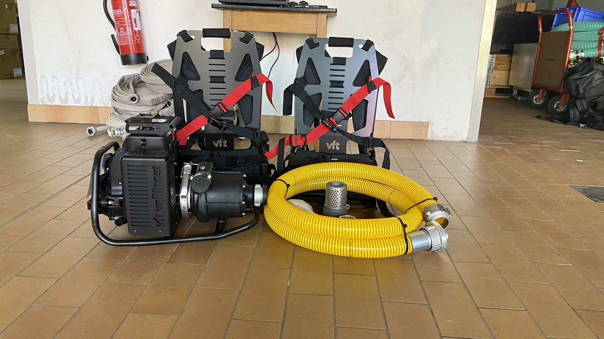 waldbrandkompo's tweet photo. Heute Vormittag hat uns die neue Hochdruckpumpe von @Vallfirest erreicht. Nun warten wir noch auf die passenden Schläuche, dann steht einer noch flexibleren Arbeitsweise nichts mehr im Wege.
#waldbrand #wildfire #vegetationsbrand #fernwald https://t.co/VtRCLIVcmD