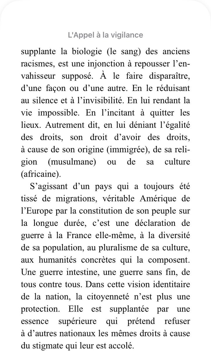 Sans ambiguïté aucune Michel #Houellebecq promeut l’idéologie complotiste et raciste du « grand remplacement », toujours dans ce même entretien qu’il voudrait faire oublier. Deux mots simples mais d’une violence inouïe, accolés en 2010 par Renaud Camus et promus par Zemmour… 3/3