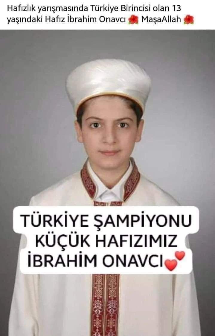 Maşaallah yavrumuza Hafızlık Yarışmasınada Türkiye 1.si olan 13 Yaşındaki Kütahyalı Hafız İbrahim Onvacı'nın hedefi şimdi Dünya şampiyonluğu Genç kardeşimizi tebrik ediyor başarılarının devamını diliyoruz İşte örnek genç