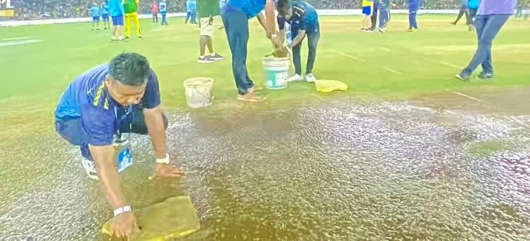 saikat_AITC's tweet photo. Jaysa #papa waisa #beta.
Joy shah is making rude gestures?This is the education given by his father.
Shame on you...bloody jocker...
Aur 800 crore ki stadium me 800 rupay ke hairdryer 😂😂
Jadeja smashed them🤚also smashed jay(big batsman)😂
@imjadeja @DHONIism @msdhoni @JayShah https://t.co/kkNUnIqIMf