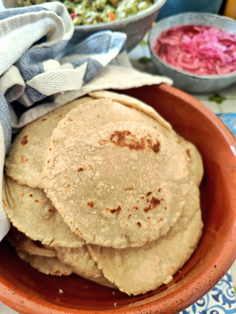 Tacos 🌮 are best shared and yesterday's taco spread was delicious and such sunshine food! ✨☀️🌵
I did spicy tofu and mushroom for the veggie filling and slow cooked pork for the other. Made my own tortillas which were even better today for a breakfast taco 🌮😍