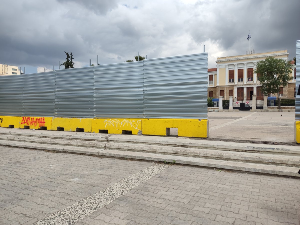 thomas_acht's tweet image. Η εταιρεία Avax προχώρησε στην τοποθέτηση λαμαρίνων, για τη δημιουργία εργοταξίου του Μετρό &amp;amp; αποκλεισμού της πλ. Πρωτομαγιάς, στην Ευελπίδων, χωρίς καμία οικοδομική άδεια περίφραξης. Κάτοικοι ζητούν η πλατεία να παραμείνει ανοιχτή &amp;amp; προσβάσιμη στον κόσμο της Αθήνας. #antireport