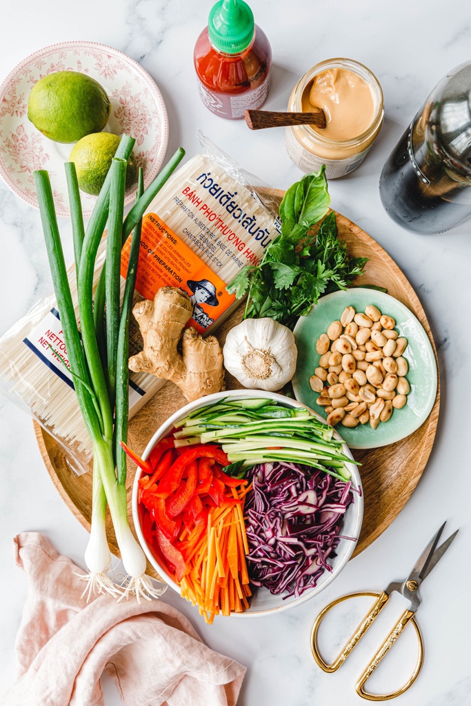 eatthisorg's tweet photo. Eines unserer liebsten Sommerrezepte ever: Reisnudelsalat mit Limetten-Erdnuss-Dressing. 🍜🥜🥒💜 Mit ganz viel geschreddertem knackigem Gemüse, gerne viiel Koriander und natürlich ordentlich Sriracha.🌶️ https://t.co/cwCEr4lWaj https://t.co/0OaLbAgbgS