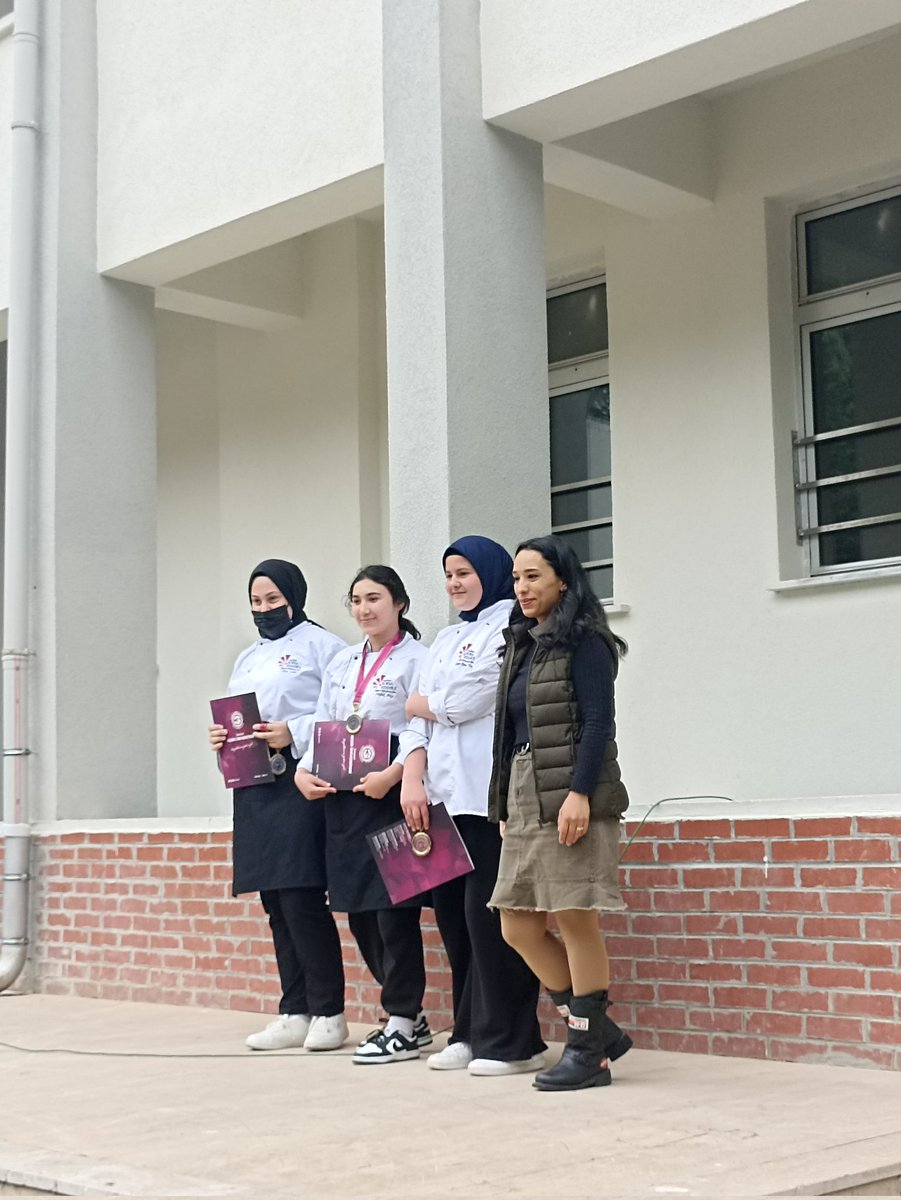 Gedik üniversitesinin düzenlediği geleceğin şefleri yarışıyor yemek yarışmasında 9. Sınıf öğrencilerimiz umut vaad eden öğrenciler mansiyon ödülü alarak bizleri gururlandırmışlardır. <a href="/usk_imkbmtal/">ÜSKÜDAR BORSA İSTANBUL MTAL</a> <a href="/sedabykol/">Seda Büyükol</a> @MeslegimHayatim <a href="/istanbul_MTE/">İstanbul Mesleki ve Teknik Eğitim</a> <a href="/gulhanuryan/">gülhan delibalta</a> <a href="/DeryaSaygan/">Derya SAYGAN KAÇAN</a>