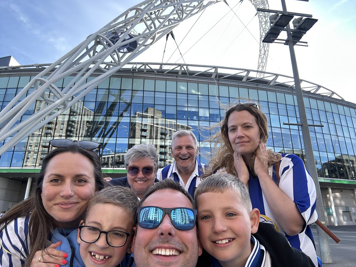 Tim_Gi11's tweet image. What a fabulous family day at Wembley! @emmagillhead. Wakefield to Pembrokeshire on Saturday then to Wembley and back to Pembrokeshire on Monday to finish the family holiday! Not a great game or performance but what a feeling!! 🚙 🏆 🔵⚪️🔵