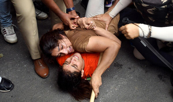 What next Mahatma Gandi father of non-violence this is how things work #SakshiMalik #pahalwan