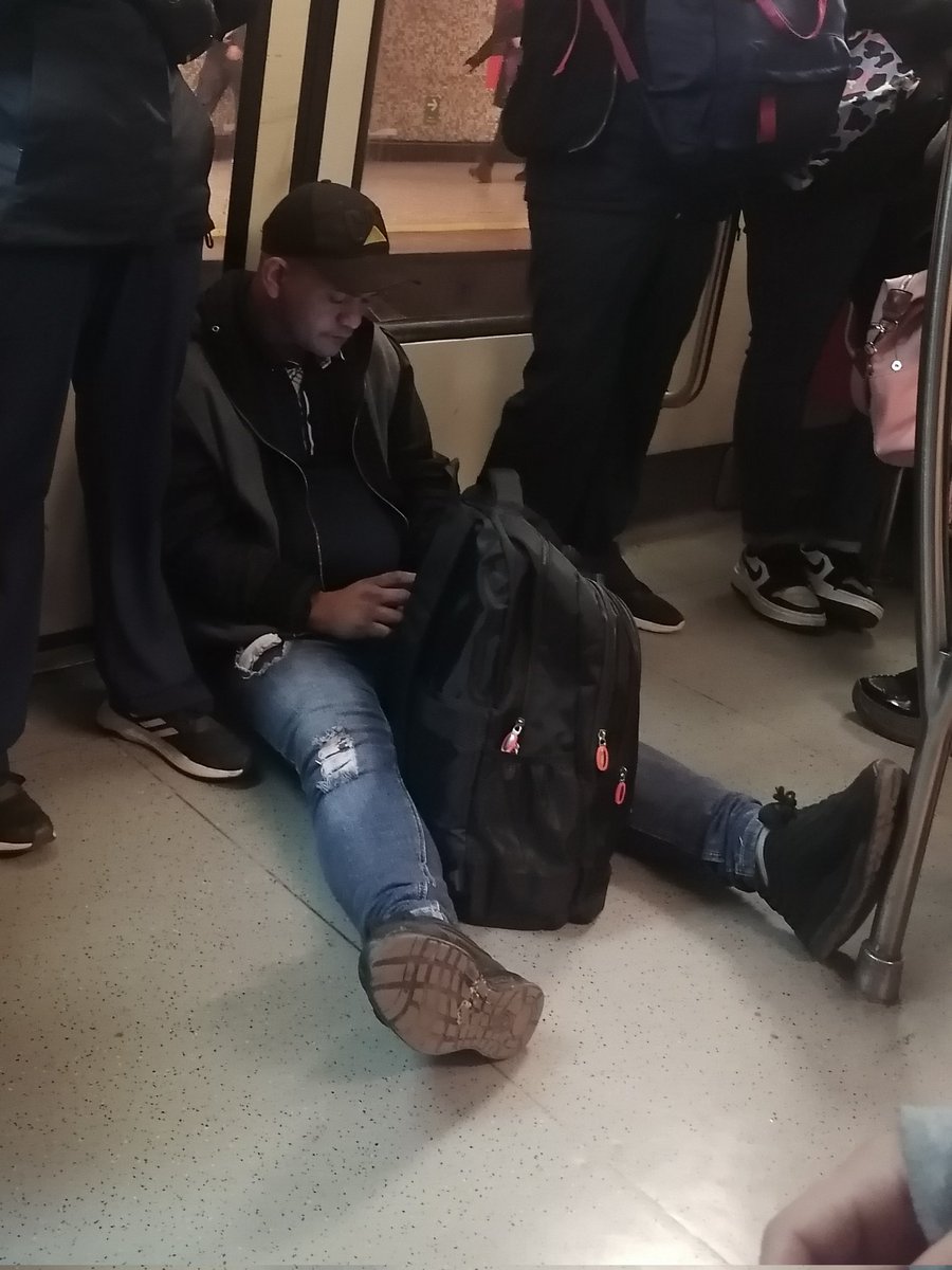 DuranBari's tweet photo. @metrodesantiago @hotuiti  no hay caso con la gente que nunca tuvo cultura, les da lo mismo... https://t.co/iQRqy2Go4Q