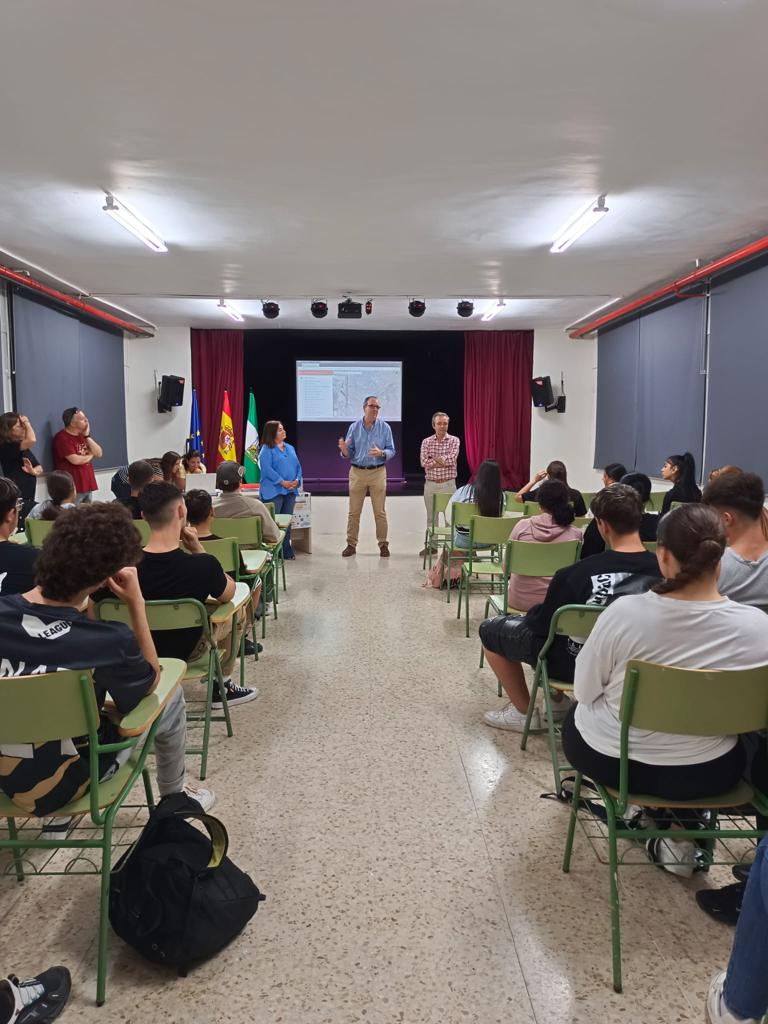 En la "Gynkana de Empleo" en el <a href="/IESDomOrtiz/">IES Dominguez Ortiz</a>,la implicación de los centros educativos para la incorporación  de los alumnos al mercado laborales fundamental,en Polígono  Sur el compromiso de los centros es encomiable.