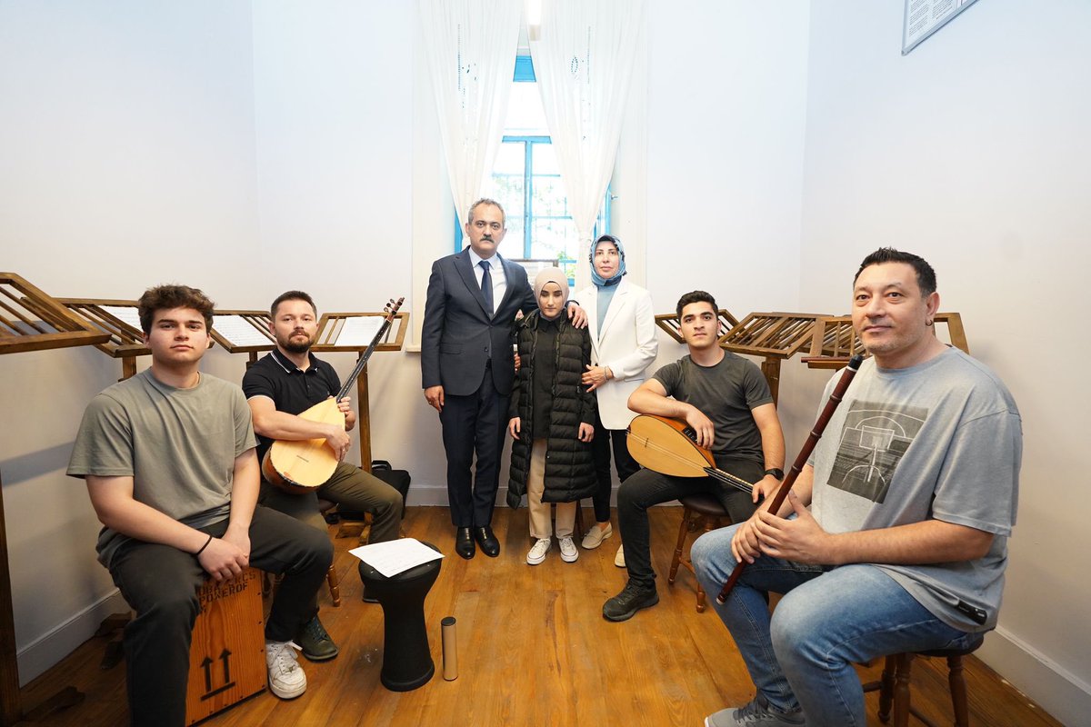 Urla Barbaros Köy Yaşam Merkezindeki törenle 1.500 köy yaşam merkezimizin toplu açılışını İzmir’de gerçekleştirdik.

Bünyesindeki anaokulundan ilkokula, bilim atölyelerinden el sanatlarına, hayvancılıktan tarıma çok yönlü bir eğitim atmosferiyle gelenek ve geleceği aynı çatı