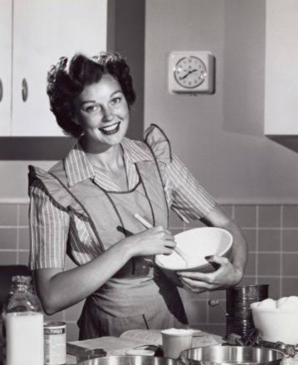 Mulheres da extrema-direita são burras ou gostam de ser "usadas" mesmo?

De duas, uma: 
Ou mulheres que apoiam políticos como bolsonaro, moro, delagnol, nikolas &amp; cia são burras ou gostam de ser capacho de macho mesmo

Esse tipo de homem vive pisando na dignidade feminina. Ontem