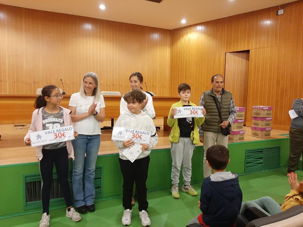 PalenciaAyto's tweet photo. El @palenciaayuntamiento entrega de Premios de la Asociación Mundo Azul a los Colegios de Palencia por su aportación a la exposición. Y así sensibilizar a los más pequeños con las enfermedades como el #parkinson 

#EFIDES #serviciossociales https://t.co/WGnXZbSxVB