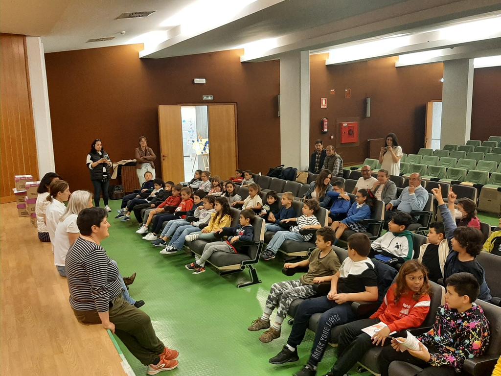 PalenciaAyto's tweet photo. El @palenciaayuntamiento entrega de Premios de la Asociación Mundo Azul a los Colegios de Palencia por su aportación a la exposición. Y así sensibilizar a los más pequeños con las enfermedades como el #parkinson 

#EFIDES #serviciossociales https://t.co/WGnXZbSxVB