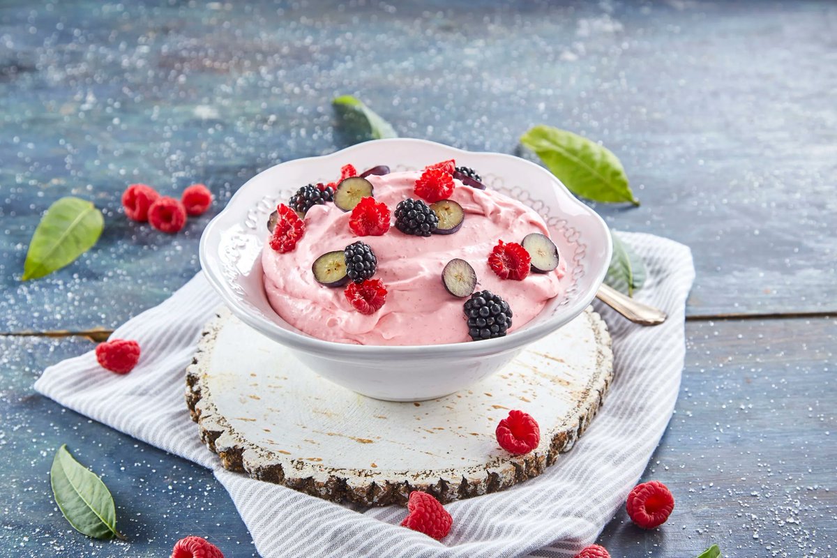 teleculinaria's tweet photo. Esta receita de mousse de framboesa é simplesmente divinal! Cheia de textura e sabor, ninguém vai conseguir resistir! Se é fã deste tipo de sobremesa, experimente esta versão. Vai adorar! 

Veja a receita: https://t.co/fwLm5ab2Rg https://t.co/L8ADW86tVk