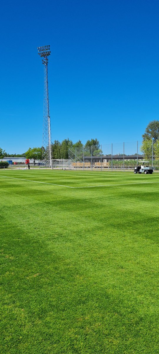 DanielPerkmar's tweet photo. Idag kör vi DM-Match mellan @IFKHassleholm och Bjärnum. Förutsättningarna är oförskämt bra. 🖤💛 #grönasidanupp #groundsman @Osterasvaktisar https://t.co/WyT8rVXJNs