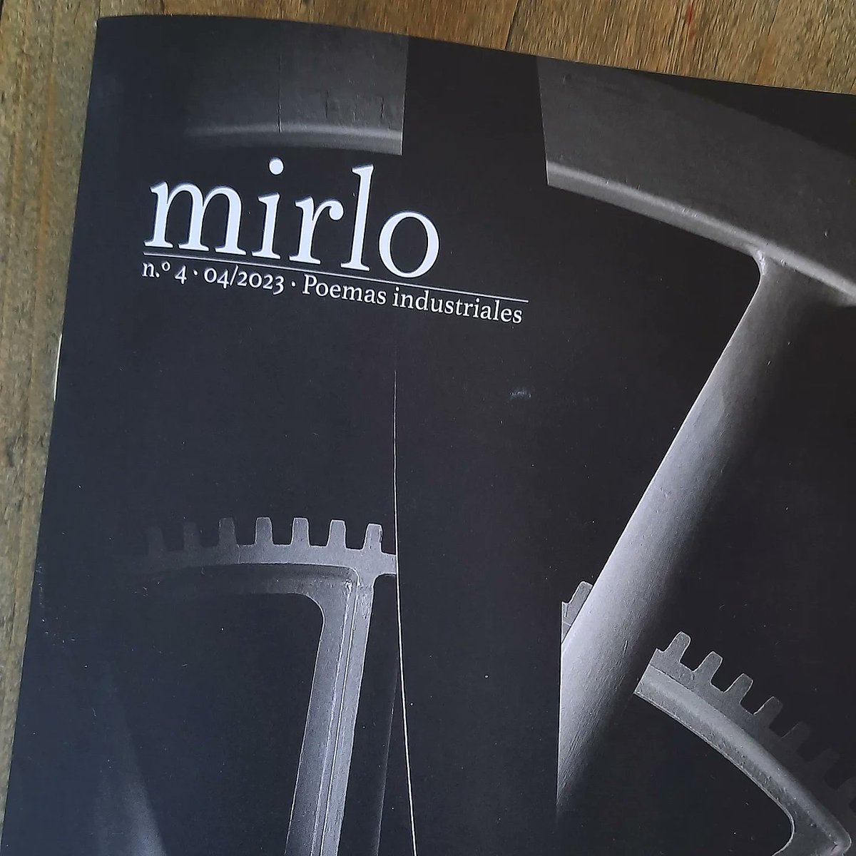 msaorin_'s tweet photo. En abril olvidé hablar del número 4 de la @revista_mirlo y del poema que escribí para ella. Tenía que tratar sobre lo subterráneo, galerías... Y me acordé de la Nápoles subterránea enorme que se encuentra bajo la Nápoles de la intemperie. https://t.co/0CSgfsEnMH