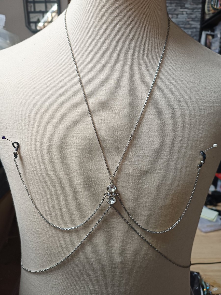 SparklingNipple's tweet image. Toch weer de combi #bodychain en #nippleart
Met in t midden een mooi verdeelstuk met Swarovski.
Onderste ketting loopt doot over de rug.
Uiteraard om maat af te maken.
Intresse ..
Dm gerust 😊
