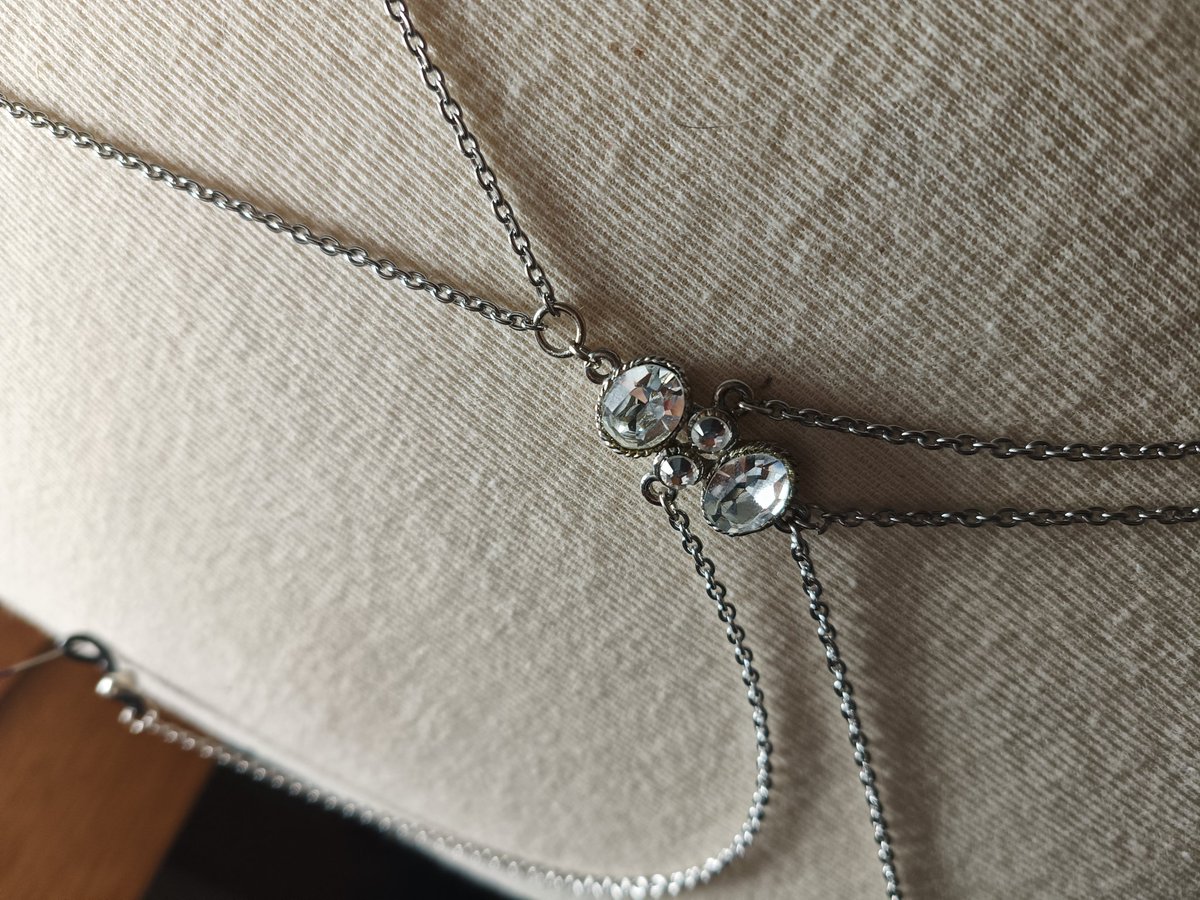 SparklingNipple's tweet image. Toch weer de combi #bodychain en #nippleart
Met in t midden een mooi verdeelstuk met Swarovski.
Onderste ketting loopt doot over de rug.
Uiteraard om maat af te maken.
Intresse ..
Dm gerust 😊