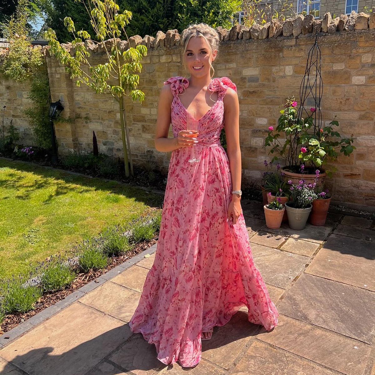 Dress2Party tweet media