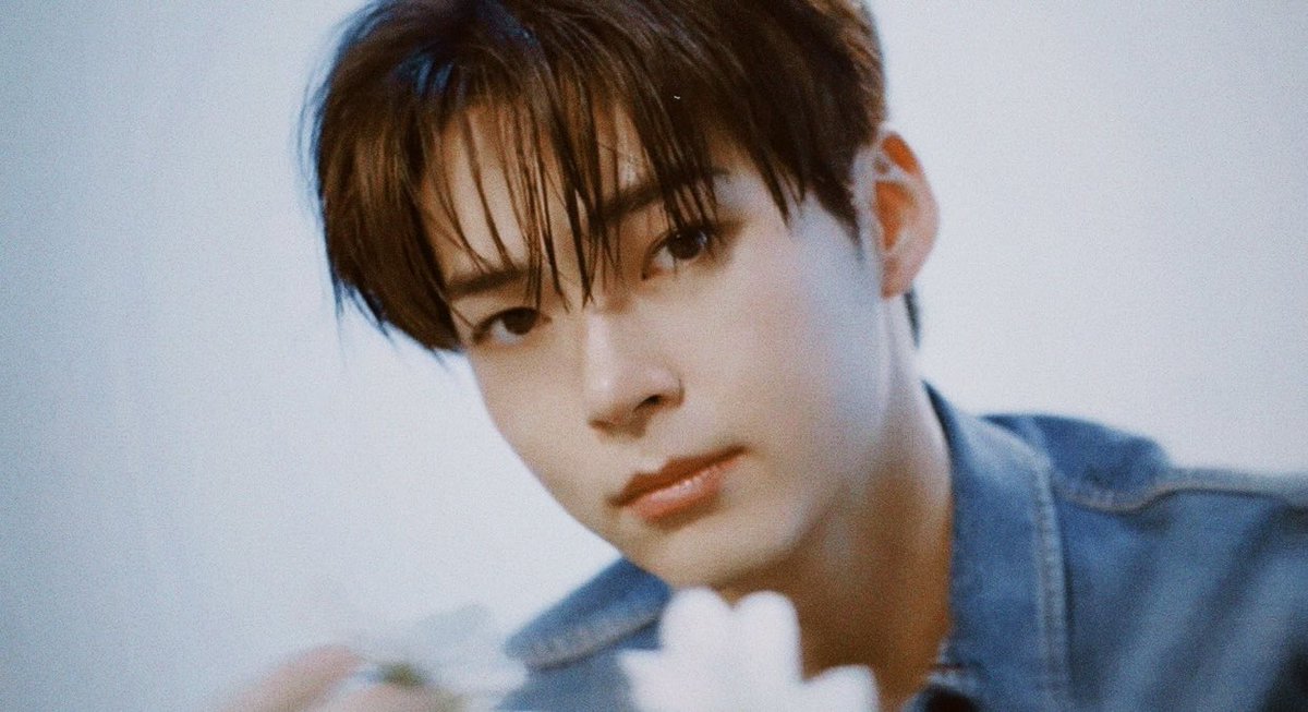 bin_bittersweet's tweet photo. “I'm zb1 sung hanbin. I'm 23years old. My favorite season is spring. My favorite time is dawn” 💐🤍 https://t.co/CHn3F6PPaa