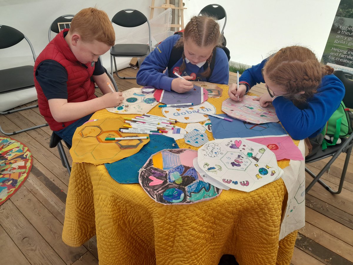 A Rocha UK (@arochauk) on Twitter photo Ymateb wych bore 'ma i greu negeseuon & gobeithion i'r blaned. Galwch draw blant os ydych ar y maes <a href="/Urdd/">Urdd Gobaith Cymru</a> weddill yr wythnos <a href="/AnnibynwyrCymru/">Undeb yr Annibynwyr</a> <a href="/PrynhawnDaS4C/">Prynhawn Da 🏴</a> Ymateb wych bore 'ma i greu negeseuon & gobeithion i'r blaned. Galwch draw blant os ydych ar y maes <a href="/Urdd/">Urdd Gobaith Cymru</a> weddill yr wythnos <a href="/AnnibynwyrCymru/">Undeb yr Annibynwyr</a> <a href="/PrynhawnDaS4C/">Prynhawn Da 🏴</a>
