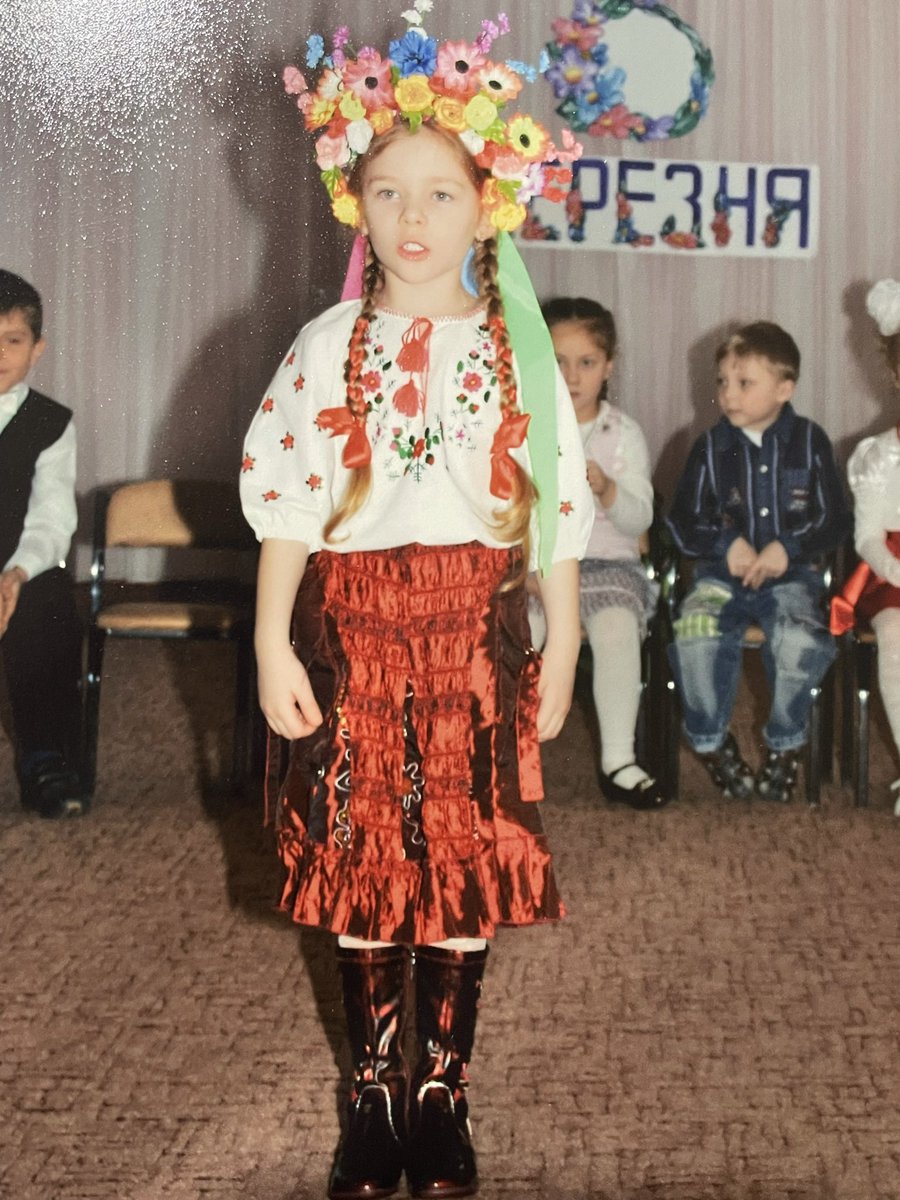 Хочу щоб цю мою дитячу фотку у віночку з написом «резня» позаду побачив весь світ ось вони українські діти ❤️‍🔥