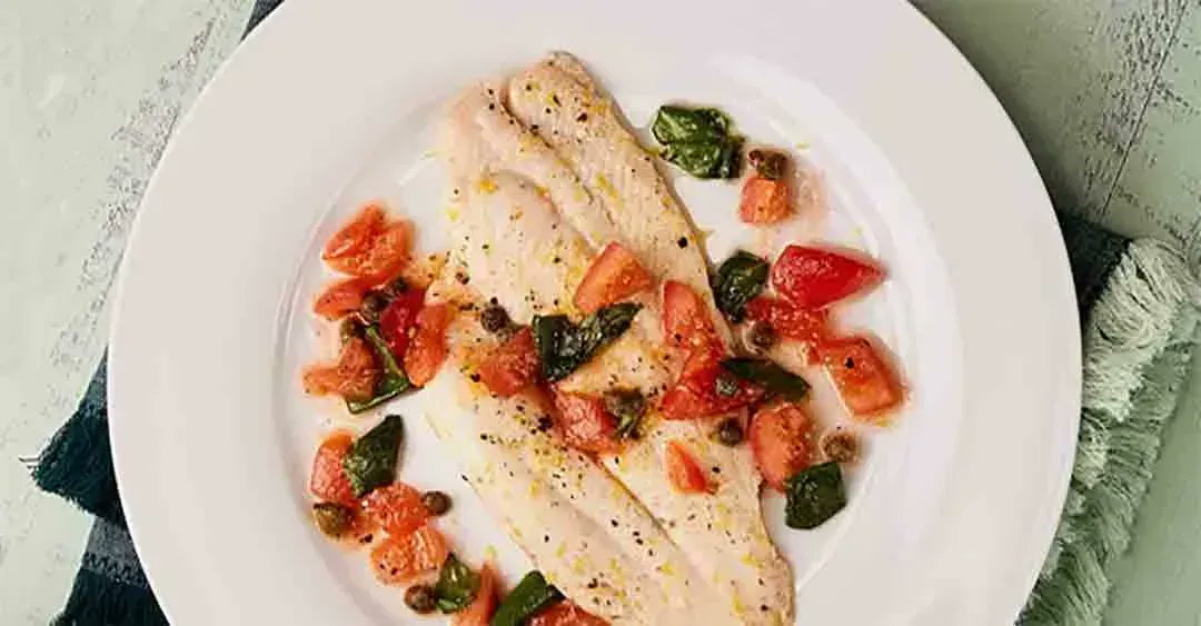 This pan-fried plaice recipe with basil and tomato is the perfect dish to cook for an easy evening supper. Light and full of flavour make it a healthy option. buff.ly/3qVU2kx