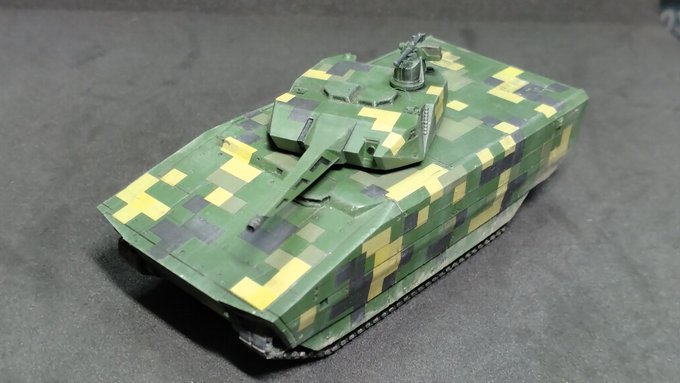 1/87KF-41リンクス完成。ピクセル迷彩はデカール。後ろのライトは写真見たらついてないかも。 