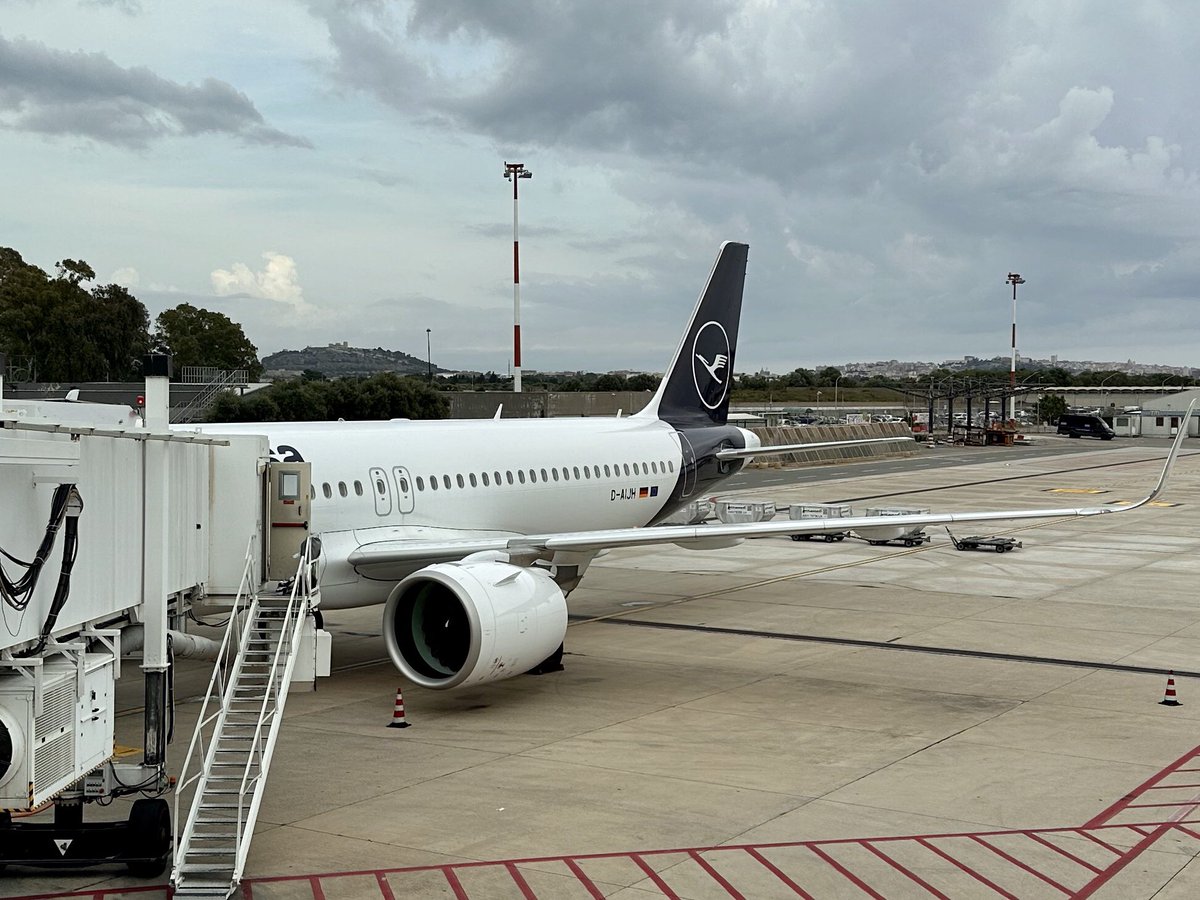 TodaysFlight's tweet image. It’s a #neo! Less than 5 months old, D-AIJH is the second youngest plane in the Lufthansa #Cityline fleet.
Nice flight from #CAG to sunny #MUC which unfortunately also marks the end to my stay on an amazing island. 
#A320neo #avgeek #Sardinia