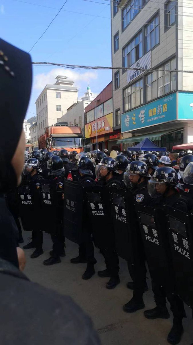globalnewsnexus's tweet photo. 🇨🇳❗️🕌 Clashes broke out between #CCP Police and people in the #Tonghai County in southwestern #China. https://t.co/2ti86rwHi1