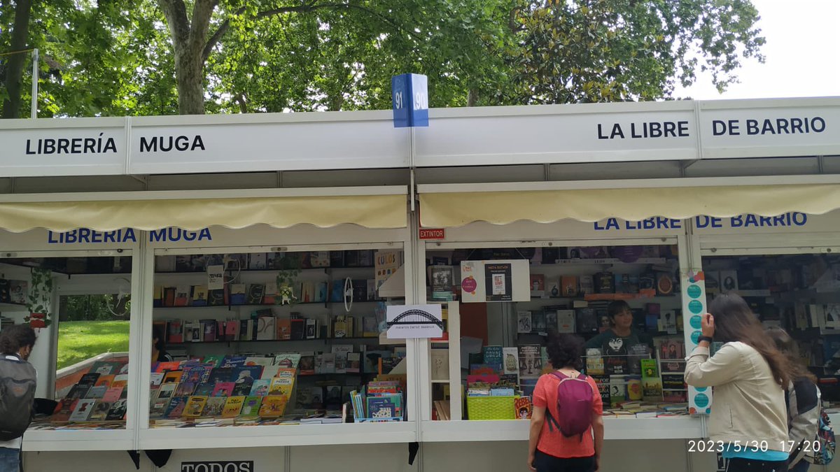 LaLibredeBarrio's tweet photo. Seguimos en la Feria del Libro, construyendo puentes de barrio a barrio
 @LaLibredeBarrio 📚@mugalibros https://t.co/jKRy794p7x
