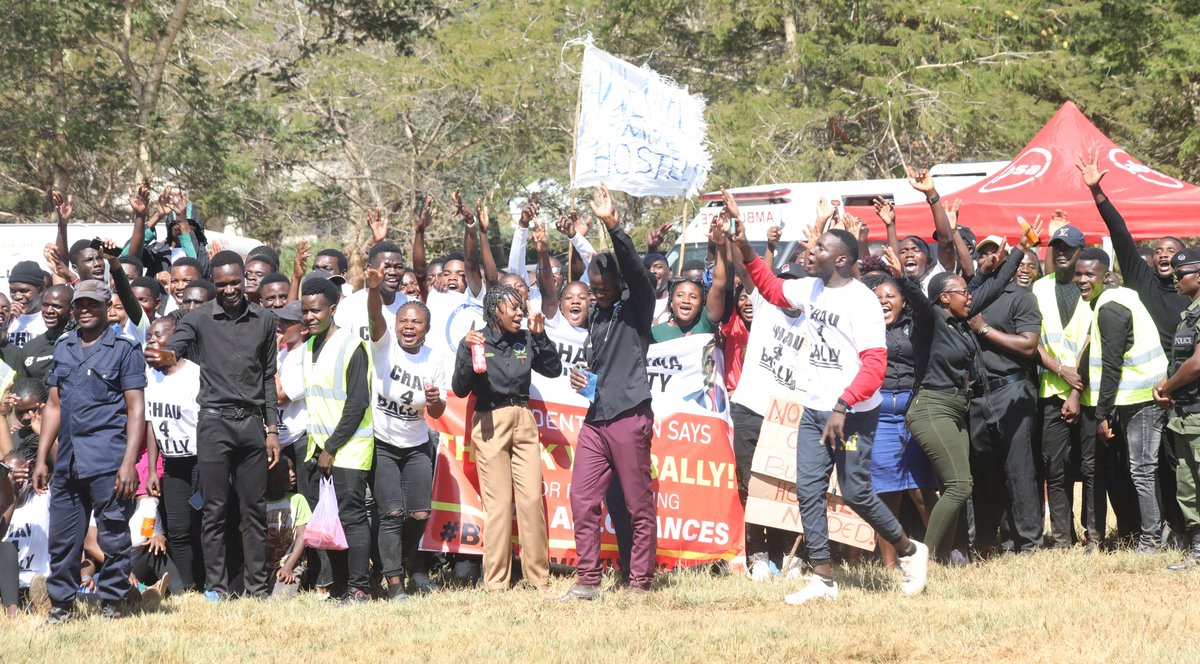 This morning, we launched the Revised National #Decentralisation Policy & commissioned the $210million Zambia Devolution Support Programme. 
Warmly received by students from #ChalimbanaUniversity who invited us to be Chair of their Student Union. How could we refuse? 🇿🇲