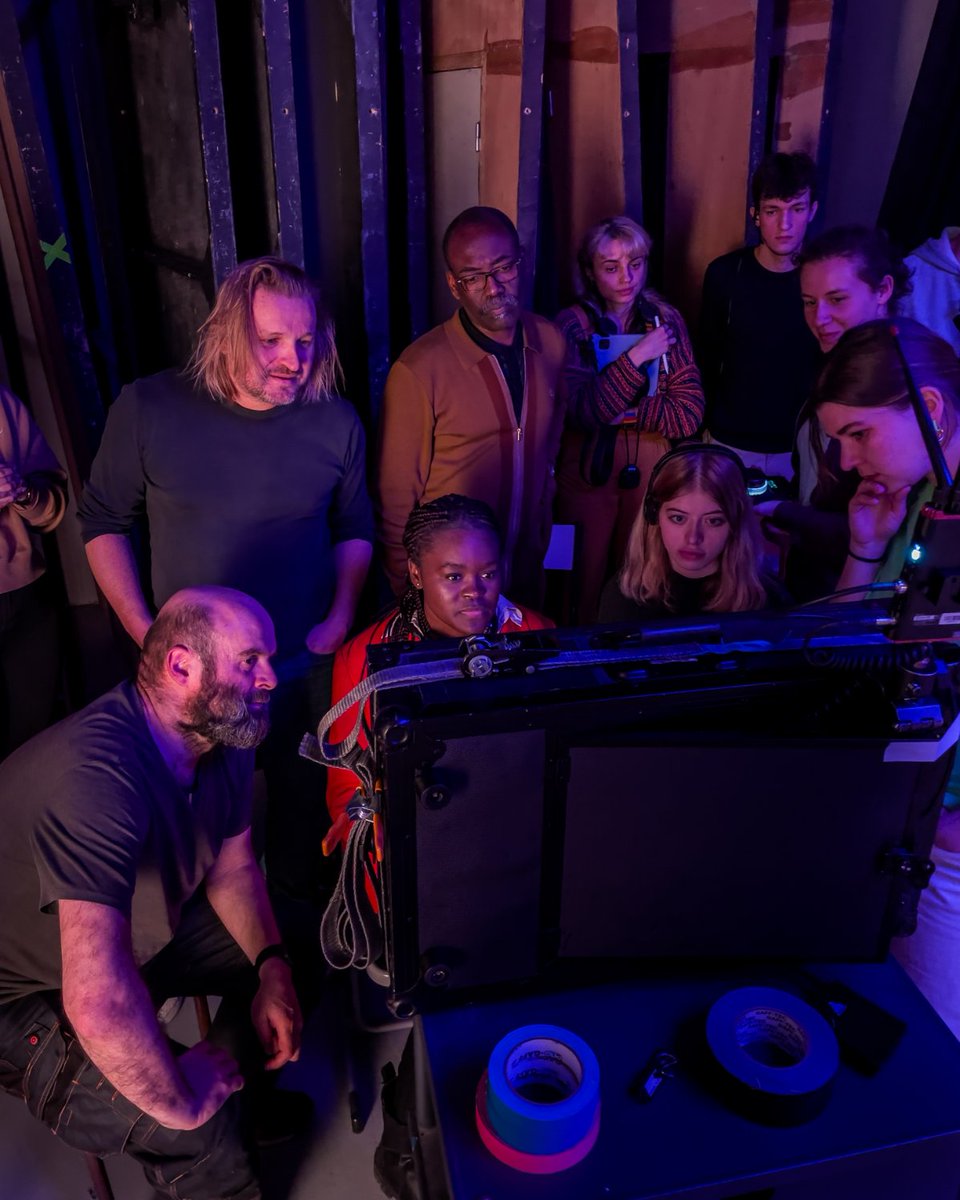 clcf_ecole's tweet photo. Quelques images du tournage de "RIP", court-métrage réalisé par Merveille Mouandza dans le cadre de la 3eme année du #CLCF https://t.co/6ZvnwmESs8