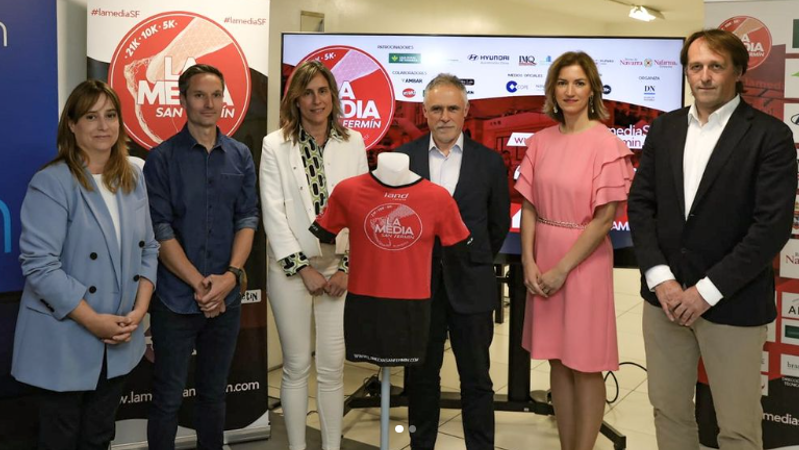 Hoy hemos presentado #lamediasf23 con los organizadores de <a href="/DiariodeNavarra/">Diario de Navarra</a> y parte de los patrocinadores.
¡Nos vemos el 24 de junio en las calles de Pamplona! ¡Ya falta menos! 😍
#imqnavarraconeldeporte
#lamediasf