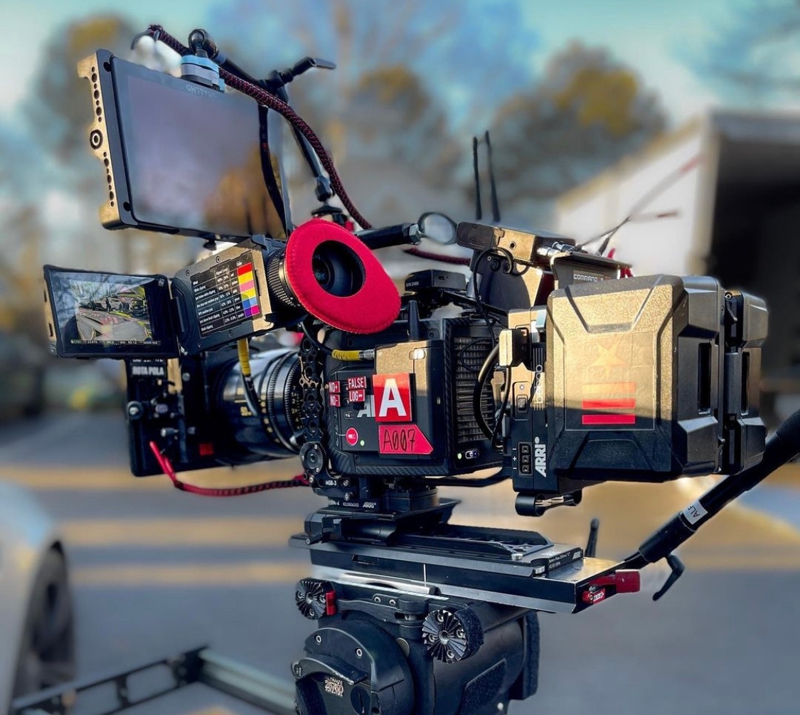 ARRI ALEXA Mini LF + Cooke S8's 😇🎥⁠

📸 IG: _rowson
⁠
#arri #arrialexamini #alexaminilf #cookes8 #spherical #assistantcamera #cameradept #cameradepartment #filmproduction #productionlife #focuspulleratwork #camerarental #smallhd #oconnor #magliner #cameraprep #miniLF