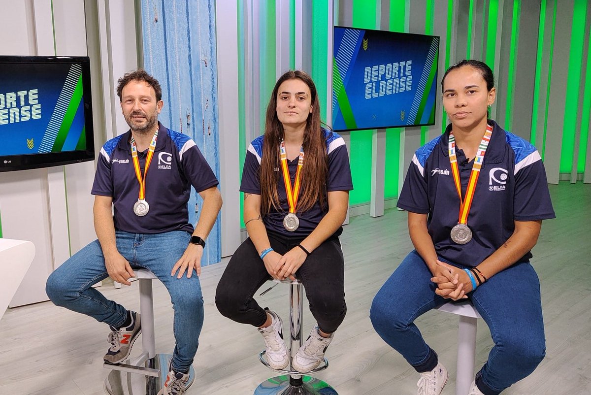 elda_prestigio's tweet photo. 📢🔵⚪🤾‍♀️📺 Esta tarde han estado  en el programa Deporte Eldense de Tele Elda, las jugadoras del Elda Prestigio, @andreacs_8  , @Agdarafaelaa14  y el mister Antonio Mateo.
@SumaAlicante @teika_es @dipuAlicante @Finetwork @comunitatesport @RFEBalonmano https://t.co/ajMv1cvQDy