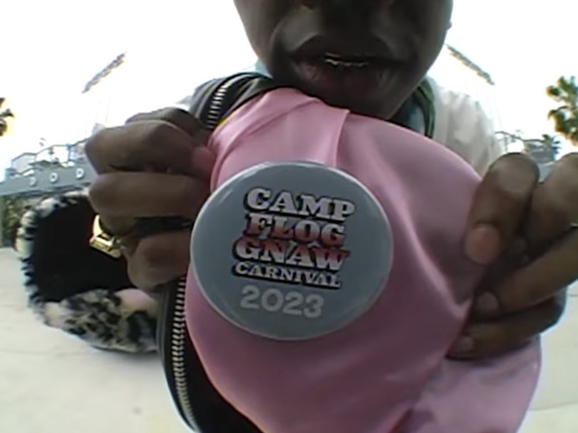 nerdseeingorgy's tweet photo. Baby KeemとKendrick Lamarが新曲
「The Hillbillies」のMusic Videoを公開。

MVにはTyler, the creatorと彼が所有する車も登場。
最後にはTylerが主催するフェス、“Camp Flog Gnaw Carnival”を2019年以来に開催することを示唆した。開催地はLAのドジャーススタジアム。

https://t.co/sJsHWcHESK https://t.co/77pJj36wuO