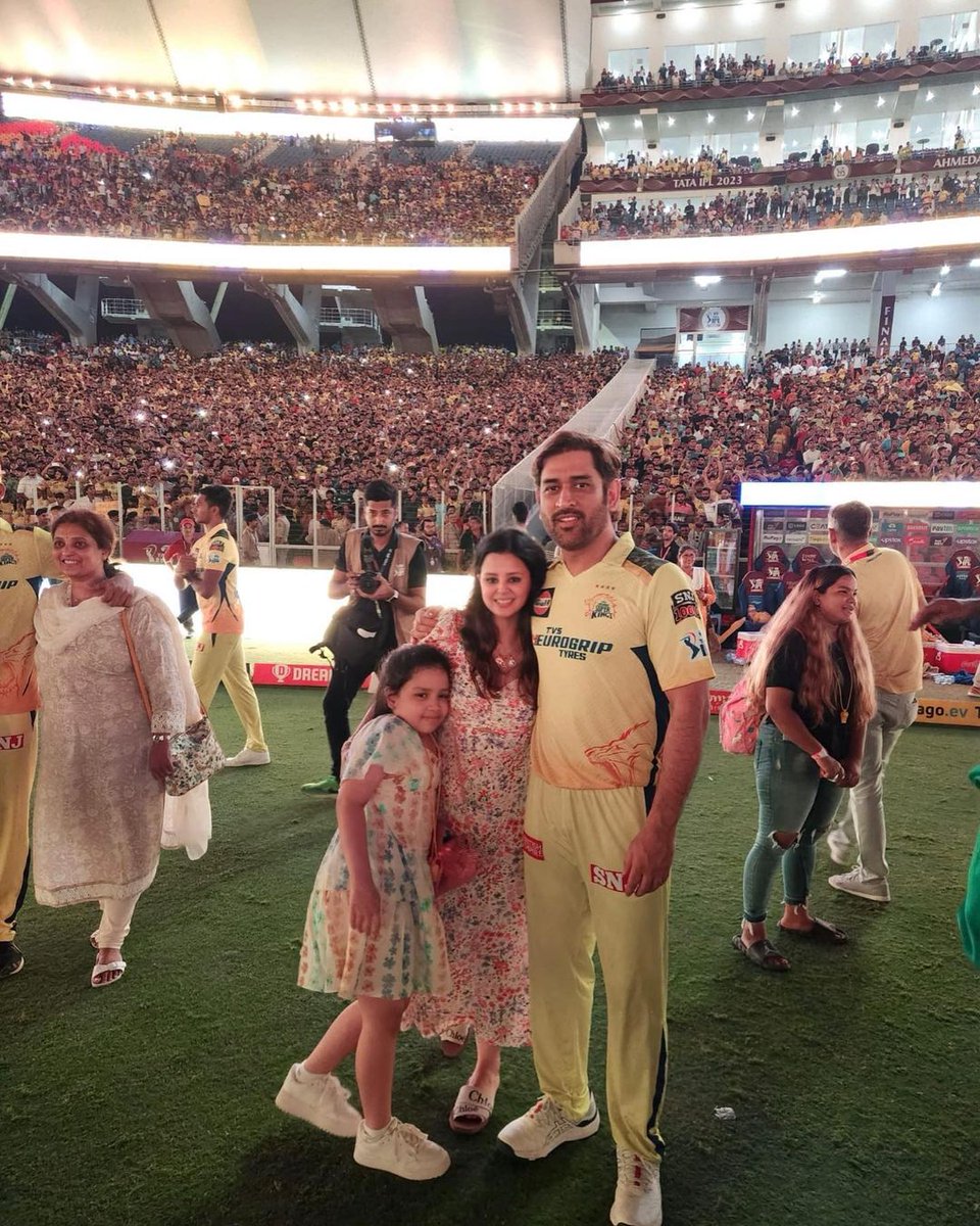 Picture of the day 😍💛 @MSDhoni #IPL2023 #WhistlePodu
