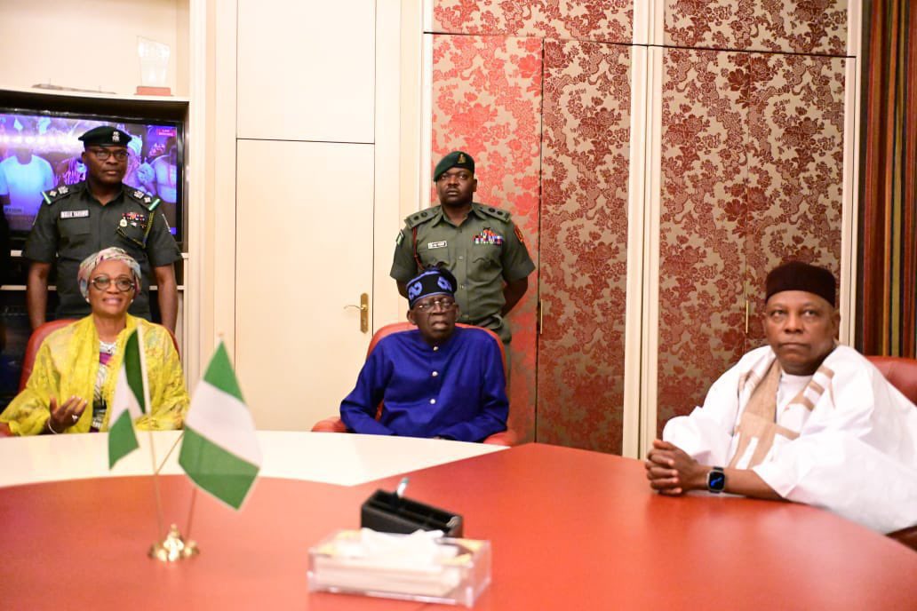 Early this afternoon, The 16th President of the Federal Republic of Nigeria, Bola Ahmed Tinubu resumes at his office in the Presidential Villa, and also Inspects Brigade of Guards.

#TinubuIsHere
#TinubuIsMyPresident