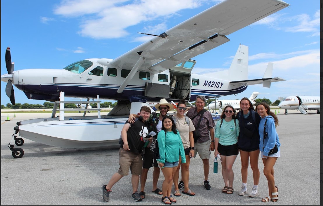 ECMarineScience's tweet photo. Get up close &amp; personal with a shark! Students from @eckerdcollege fly to the Bahamas @BiminiSharkLab for #Elasmobranch studies of seven species of shark and rays in their natural habitat. Adroitly led by Assoc Prof of #MarineScience &amp; Biology, Bill "Ski" Szelistowski. https://t.co/H0gw0Xb7Yi