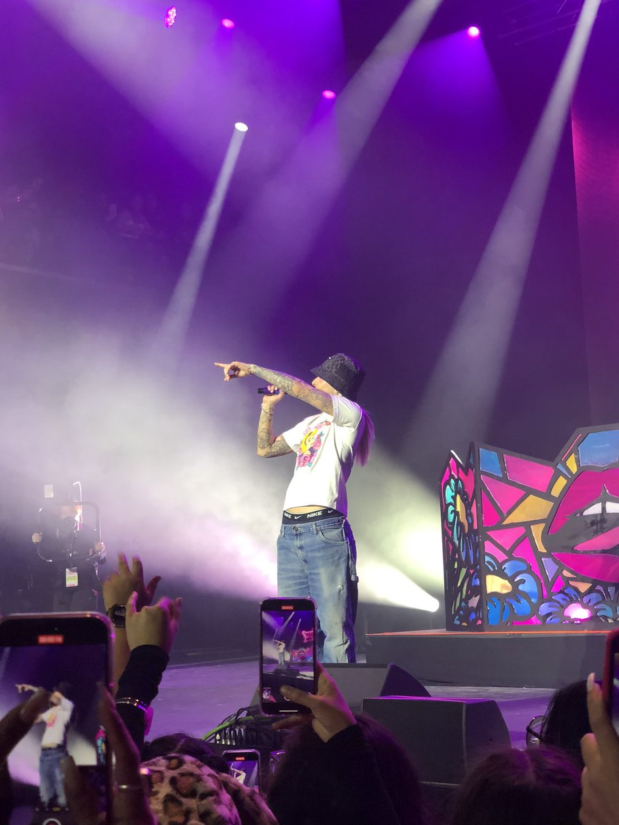 paolawtf1's tweet photo. MUรVELO LISA ROMPERLO PATRICIAAAA ๐ถ
pueden ver como de feliz estaba to witness @itsyoungmiko liveee ๐ญ๐
#SorryPapi #Sueรฑos #Li$a https://t.co/f7DXlXnBXG