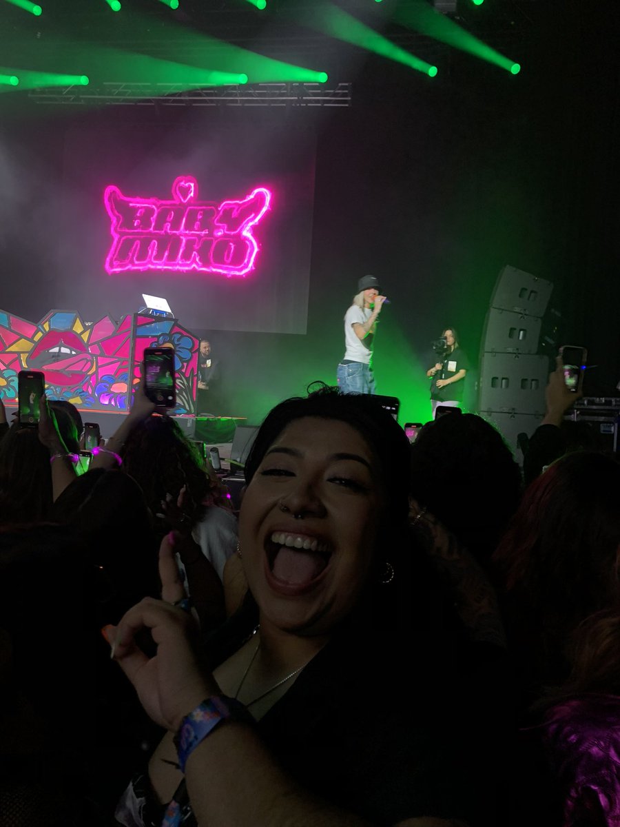paolawtf1's tweet photo. MUรVELO LISA ROMPERLO PATRICIAAAA ๐ถ
pueden ver como de feliz estaba to witness @itsyoungmiko liveee ๐ญ๐
#SorryPapi #Sueรฑos #Li$a https://t.co/f7DXlXnBXG