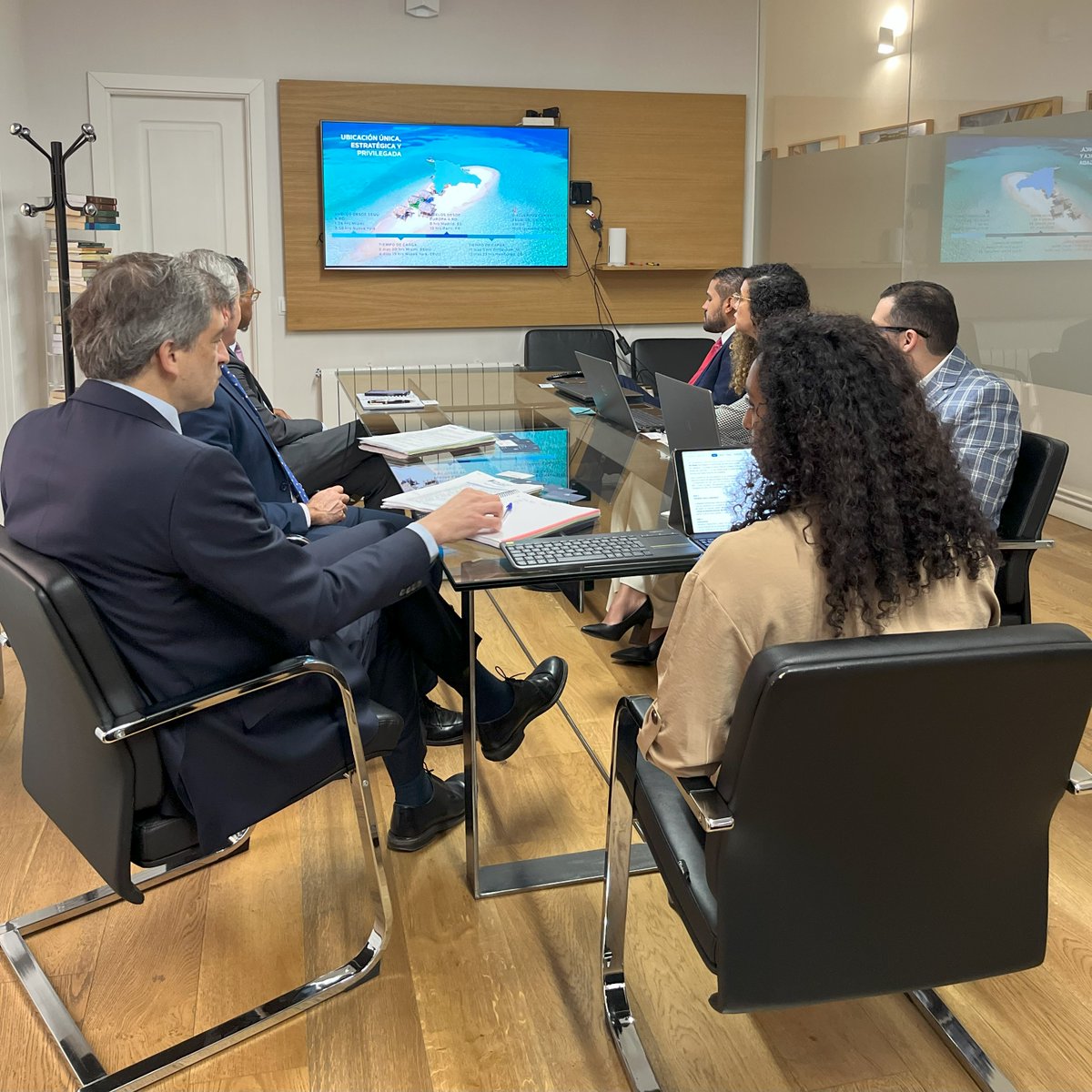 DGAPPRD's tweet photo. Con el director de Proyectos, José Ramón Ortiz junto al director de desarrollo de España y LATAM, Javier Reviriego Navarro, se profundizó en los aspectos macroeconómicos del país y los detalles técnicos, financieros y legales del proyecto.

#AutopistaDelÁmbar https://t.co/s4e23T3eQp