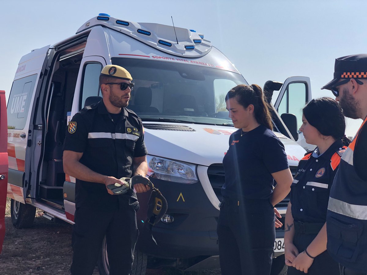 pcespluguesllob's tweet image. Hoy hemos estado de instrucción con la UME Unidad Militar de Emergencias en la Base Aérea de Zaragoza! Hemos hecho formación de Sanidad, incendios forestales y rescate y conducción de vehiculos 4x4 !!
Gracias de nuevo!

Adjuntamos mas fotos!!

@ajesplugues @UMEgob